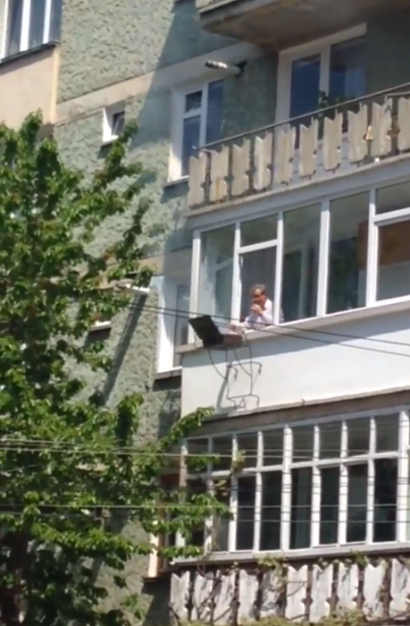 Un bărbat din Piatra Neamț a făcut grătarul pe geam. Sursă foto: Facebook Ciprian Cosma