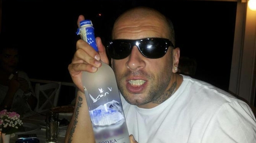 Daca la RMA 2012 a sudat tigara dupa tigara, acum CRBL a dat pe gat vodca! Sa fi cazut prada alcoolului?