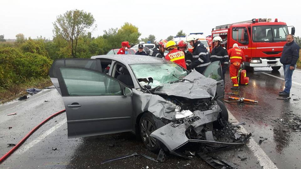 Accident teribil pe DN 2. Patru maşini implicate, un mort şi 14 răniţi. Patru persoane sunt încarcerate