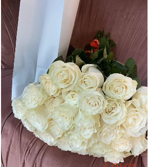 Florile, de ziua ei, au curs gârlă