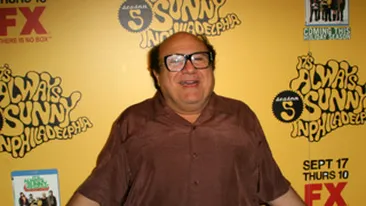 Danny DeVito uraste sa se priveasca in oglinda!