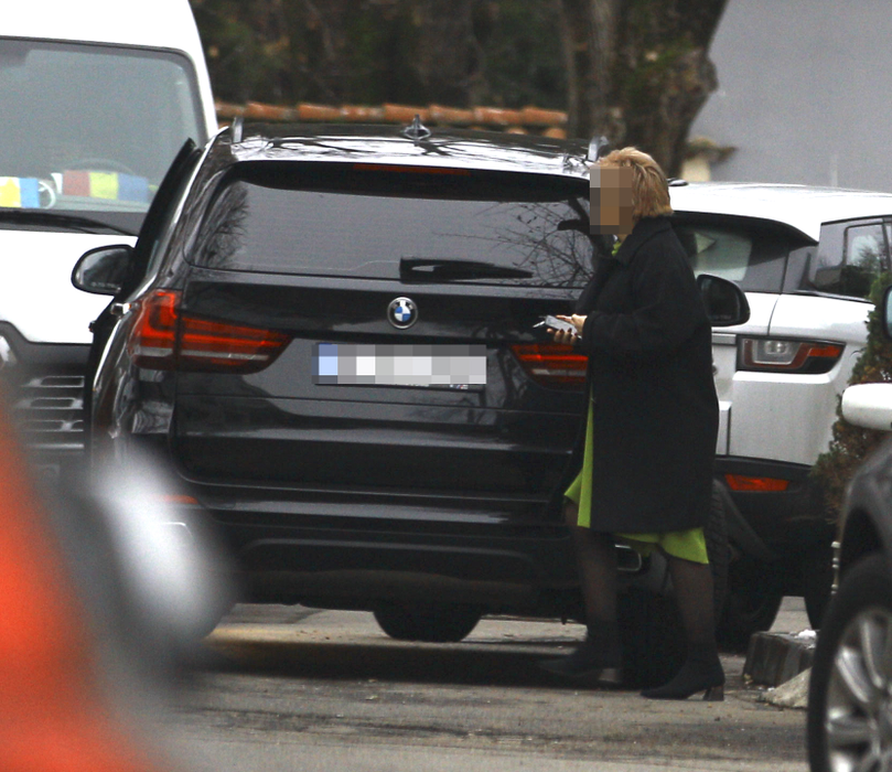 Viorica Dăncilă urmează să se mute într-o super vilă, din cartierul Primăverii. Până la momentul respectiv, șoferul și o persoană de încredere se asigură că renovarea merge ca la carte
