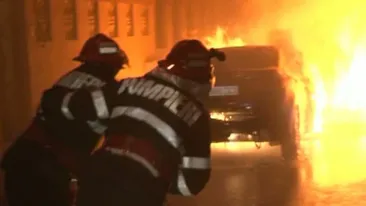 Trei maşini au fost incendiate, în toiul nopţii, în Capitală! Află dacă a fost vorba despre o răzbunare!