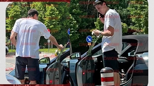 David Popovici a apărut în Capitală cu un “tanc”! Pe ce mașină a plătit super-puștiul o avere. “Racheta” s-a decapotat!