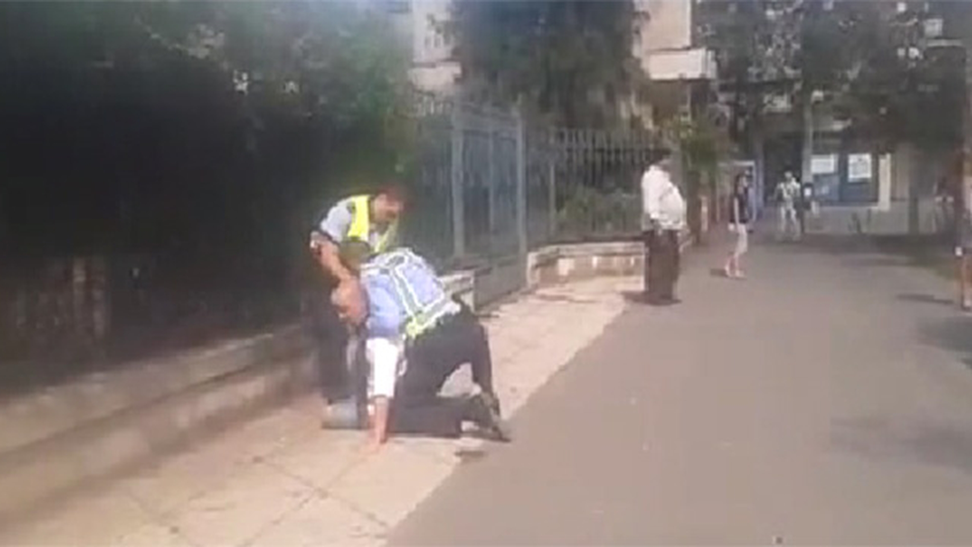 S-a batut parte-n parte cu politistii care i-au oprit sotia în trafic: "Du-te dracu de fraier"