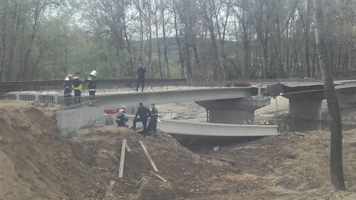 Un pod din Gorj s-a prăbuşit peste muncitori. A fost solicitat elicopterul SMURD pentru o femeie care e în stare gravă