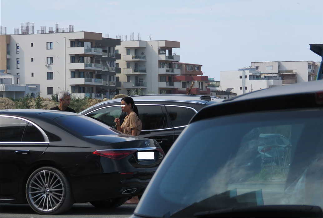 Dan Diaconescu schimbă câteva vorbe cu una dintre domnișoare (Foto: CANCAN.RO)