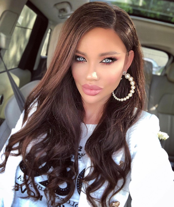 Bianca Drăgușanu a renunțat la părul blond. Unii dintre fani au remarcat că seamănă cu Angelina Jolie