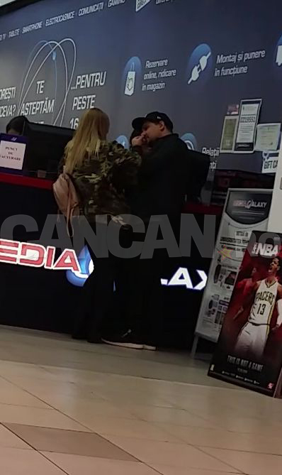 Imagini absolut şocante cu o cunoscută cântăreaţă. Şi-a igienizat nazal iubitul DIRECT într-un magazin!