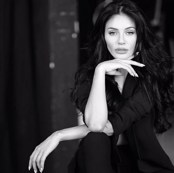 Andreea Sasu îşi scoate tatuajele cu Philipp Plein