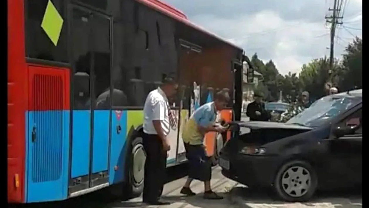 Două eleve au fost spulberate de autobuz pe trecerea de pietoni!