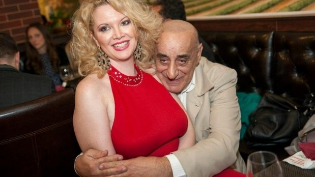 Oana Lis s-a pozat sexy lângă bradul de Crăciun! A ales o rochiţă roşie care i-a scos în evidenţă…