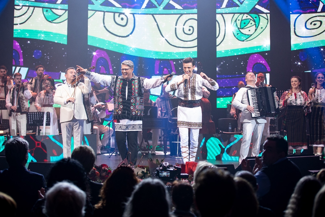 Fuego, show total cu folclor la Sala Palatului