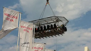 Cea mai nouă fiţă de pe litoral! Turistii pot lua acum masa la zeci de metri inăltime. Ai avea curaj să mănânci aici?