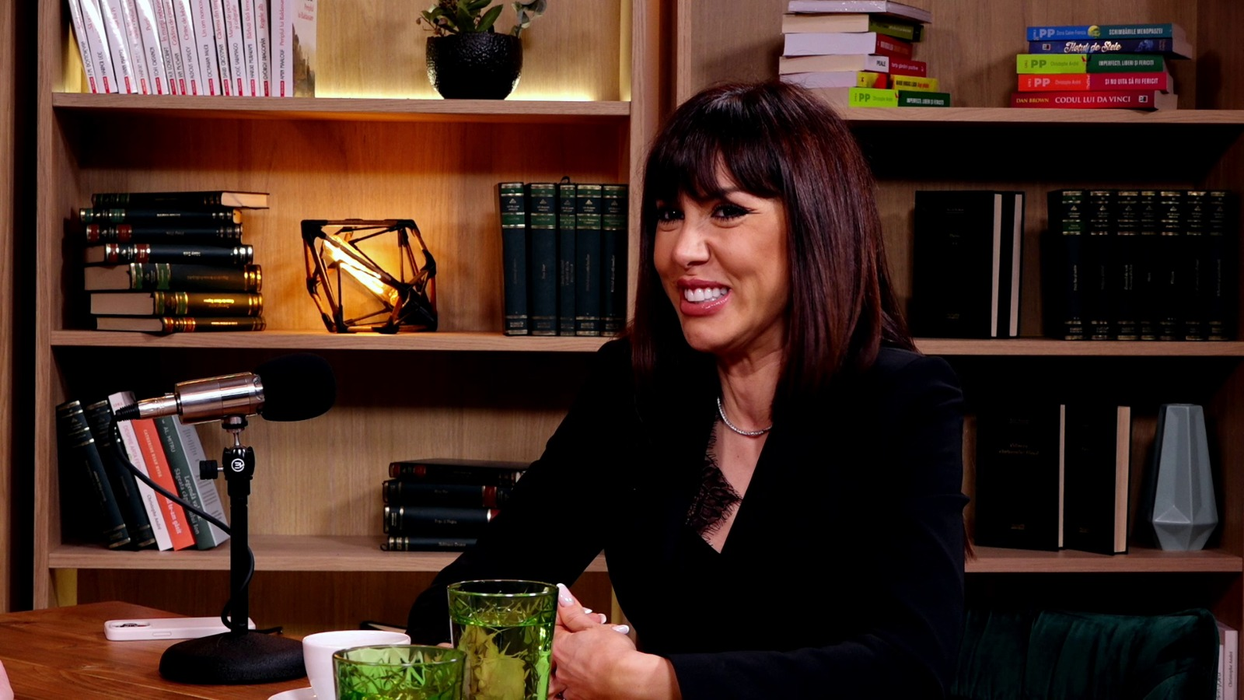 Denise Rifai prezintă emisiunea cu 40 de întrebări, la Kanal D (Foto: captură)