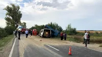 Accident grav în Dâmbovița! O basculantă cu nisip s-a ciocnit cu un microbuz