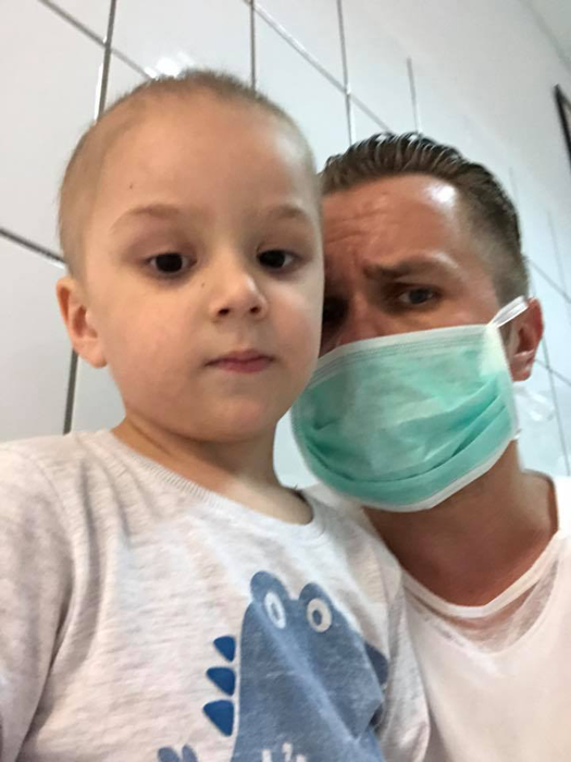 Codin Maticiuc și Mihai Bendeac au vizitat copiii bolnavi de cancer dintr-un spital: „De la doi păcătoși, acum, în Săptămâna Mare transmitem sănătate”