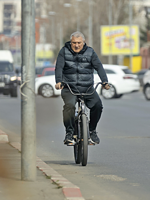 Victor Becali a plecat cu bicicleta (Foto: CANCAN.RO)