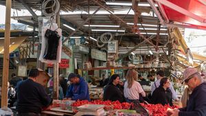 Rafturile magazinelor sunt GOALE! Oamenii au dat iama și au cumpărat tot ce au prins, de frica războiului cu Iran