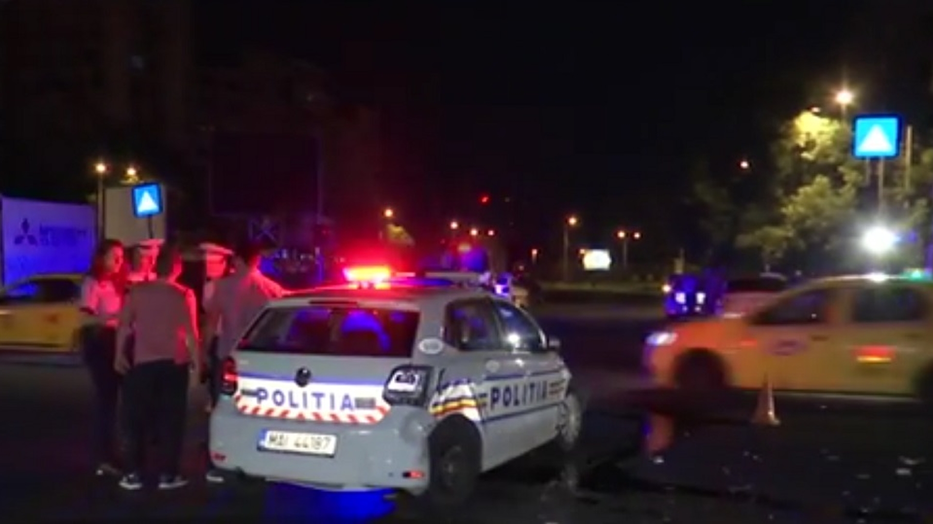 O mașină de poliție a lovit în Capitală un alt autoturism în care erau 3 copii. Agenţii ar fi trecut pe roșu fără girofar