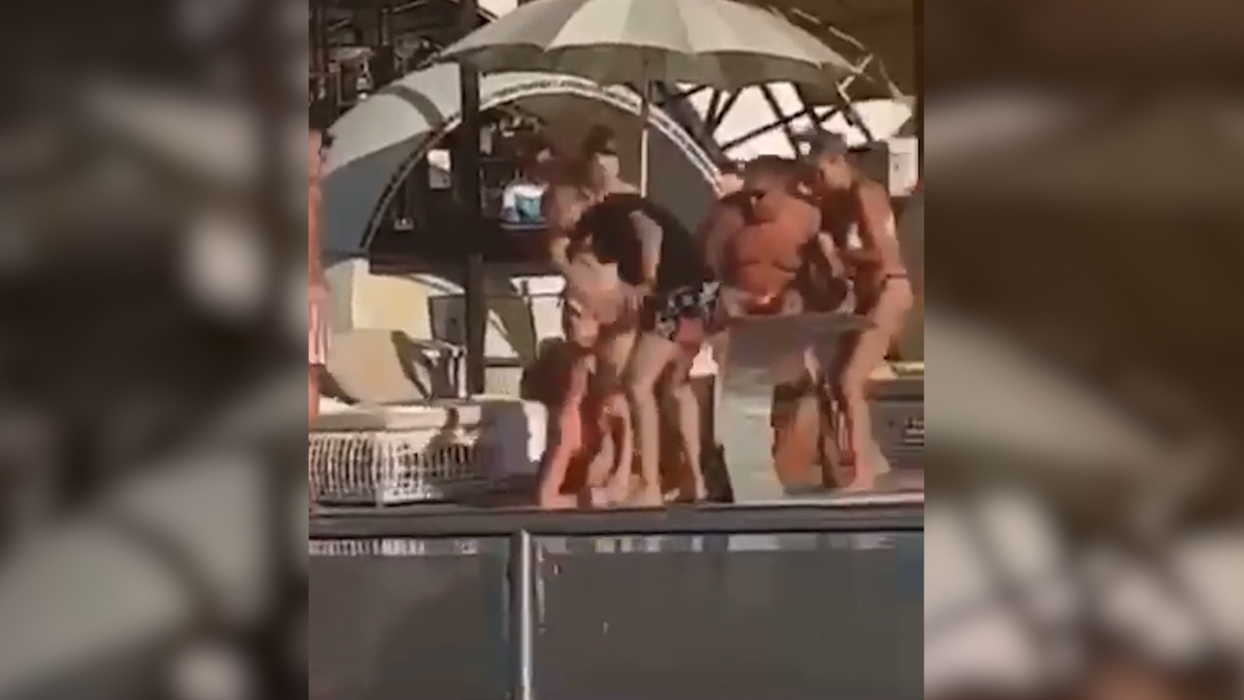Imagini șocante la o piscină din Capitală, după ce două tinere s-au luat la bătaie, iar conflictul a escaladat