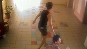 Scene teribile cu o bunică care este bătută cu bestialitate în scara unui bloc: ''A continuat să mă calce pe cap...''