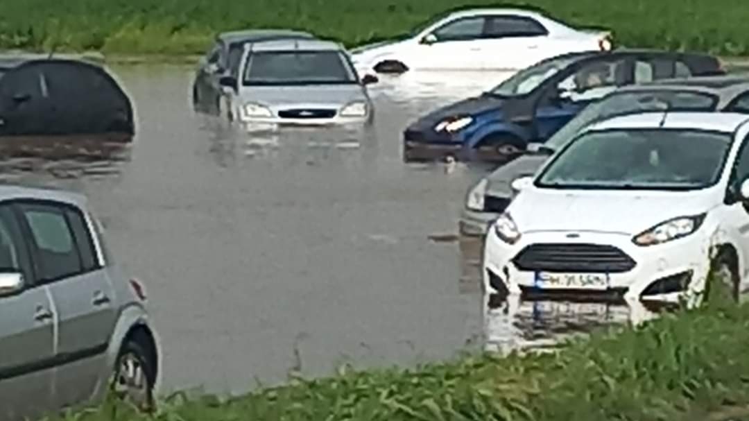 Potop în Prahova. Oamenii au fost evacuați de pompieri. Un bărbat a fost la un pas de electrocutare