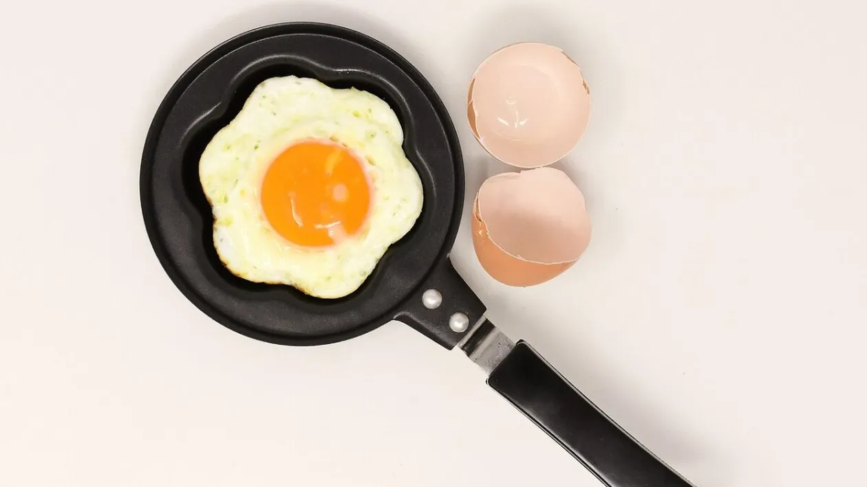 Cum prăjești un ou fără tigaie și fără aragaz. E gata în 60 de secunde