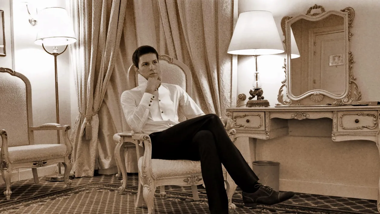 Printul sprncenelor vine cu puteri nesabuite! Anastasia Soare este nevoita sa imparta coroana liniilor perfecte!