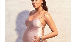 Eva Longoria, ședință foto sexy în ultima lună de sarcină! Cum s-a pozat în piscină