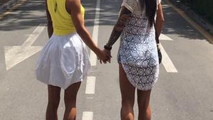 ROXANA VANCEA, imagini fierbinţi alături de o blondă! S-au mângâiat şi apoi...
