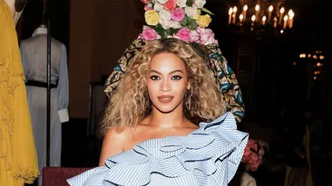 BEYONCE a născut în secret în urmă cu o lună, iar acum le-a arătat tuturor prima fotografie cu gemenii! A primit instantaneu MILIOANE de like-uri!