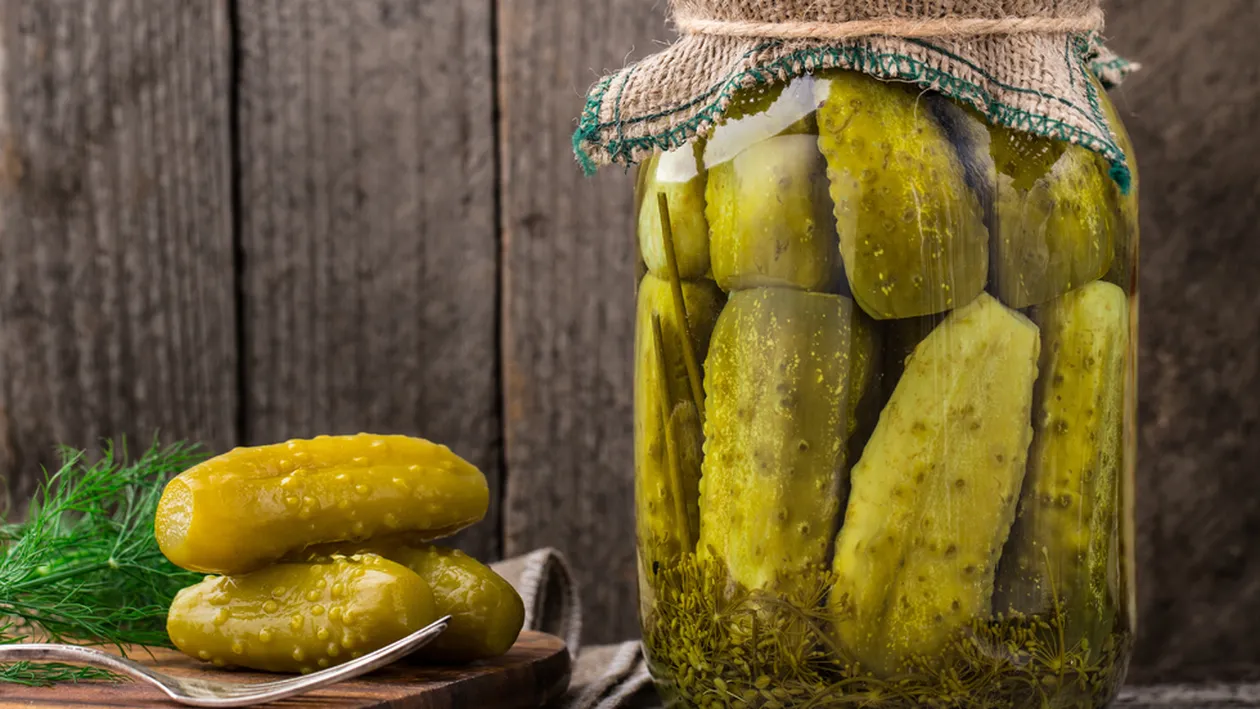 Nu e banc! O femeie din Kiev ar fi doborât o dronă a Rusiei aruncând, de la balcon, un borcan de castraveți murați