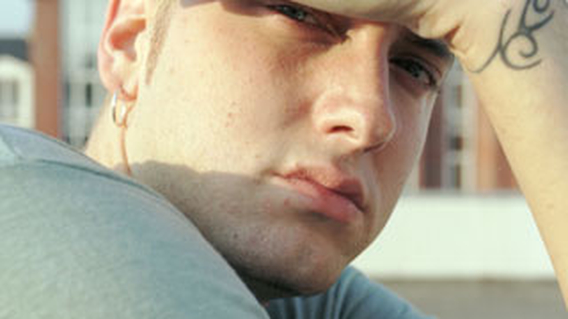 Eminem: "Nu pot sa ies la o intalnire romantica! Lucrurile o iau razna cand apar in public"