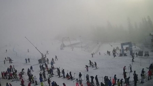 Turiștii au luat cu asalt pârtia de schi Platoul Soarelui de la Straja. Au fost impuse reguli speciale din cauza pandemiei