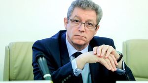 Până când vom fi nevoiți să purtăm masca de protecție? Precizarea făcută de Adrian Streinu-Cercel