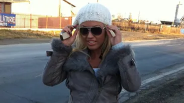 Ce face moda din om! Vezi ce diva s-a imbracat in blugi rupti pe frigul crunt de afara!