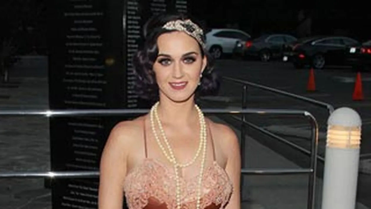Katy Perry a venit acoperita cu prosopul si a stralucit pe covorul rosu