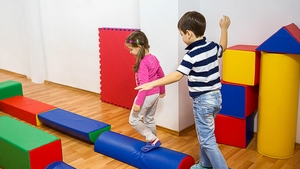 Dosar penal pe numele unei educatoare, după ce două familii au reclamat-o pentru că le-ar fi agresat copiii