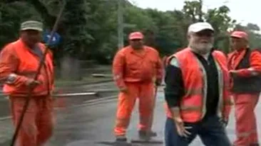 VIDEO Cel mai descreierat muncitor! Asfalteaza o strada intreaga pe o ploaie torentiala: Ce p**a mea vreti, ma? Ce sa fac cu materialu' daca a inceput sa ploua? - A sarit sa-l ia la bataie pe reporter!