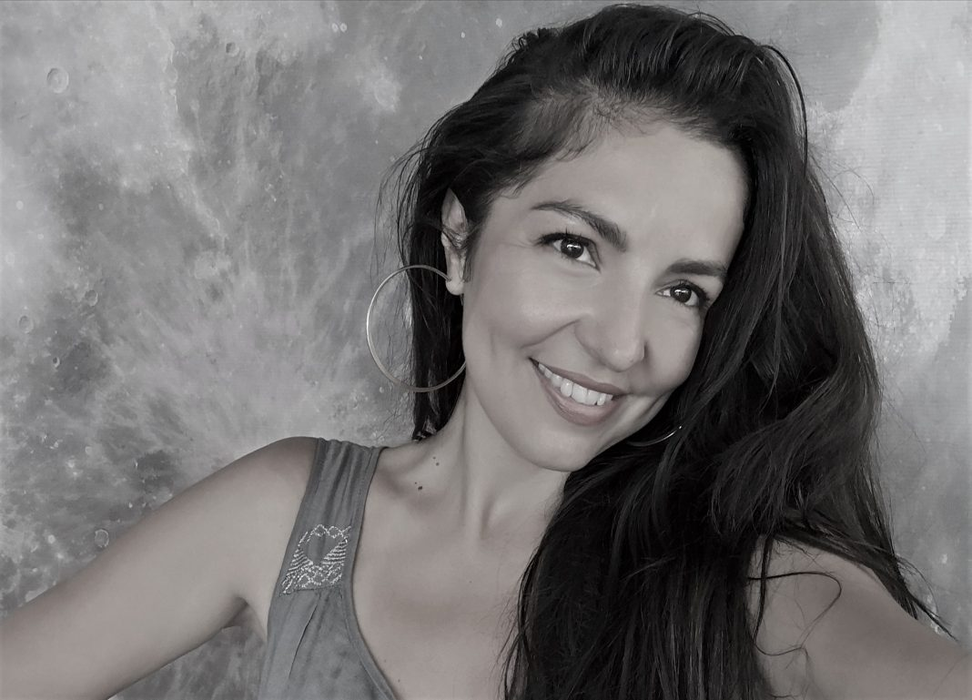 Incidentul s-a produs sâmbătă seara, într-un magazin din Capitală. Cristina Joia a fost desfigurată de o femeie, care a lovit-o în figură cu un obiect dur
