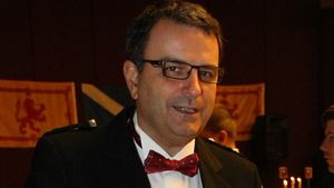 Lucian Mandruta a atras toate privirile cu aceasta tinuta! Jurnalistul si-a facut aparitia la un eveniment imbracat in fusta