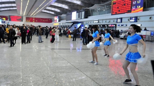 Cum poti sa calmezi 5.000 de pasageri blocati in aeroport? Le aduci 4 majorete sa le danseze!