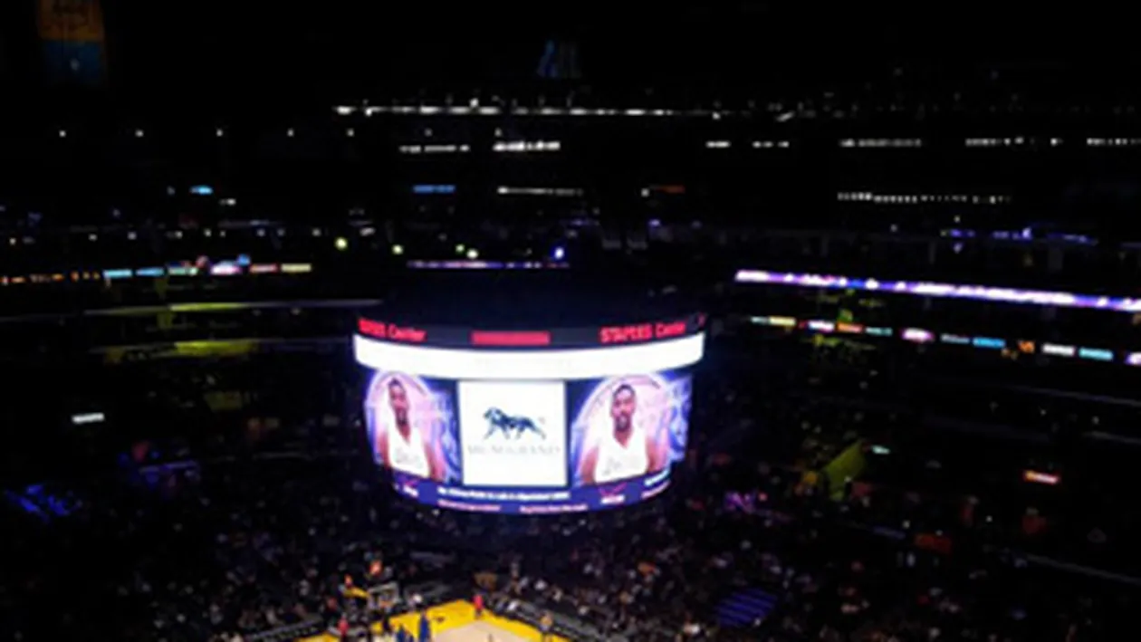 Costi Ionita, la un meci de baschet in America! Uite cum s-a distrat pe stadion!