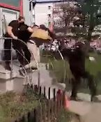 Scandal în Piatra Neamț. Bărbat fără mască de protecție, încătușat de polițiști în plină stradă