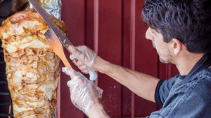 Cât a ajuns să coste o shaorma în 2025. Concurează cu prețurile din restaurante: „Ca să îţi permiţi, faci un drum până la Nuţu Cămătaru"