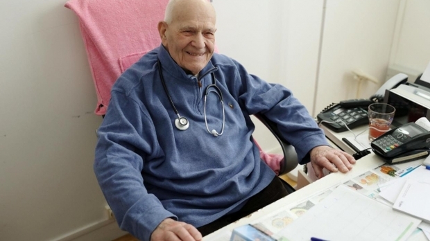 În plină pandemie, un medic de 98 de ani continuă să profeseze și să salveze oameni