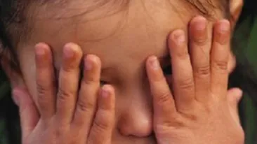 SOCANT Un baietel de 7 ani a incercat sa isi violeze verisoara de doar 3 ani!