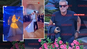 Noi imagini fabuloase de la party-ul organizat de moștenitoarea Dedeman și norocosul ei soț. Holograf a cântat dansul mirilor, iar Loredana Groza a dinamitat hiper-nunta anului. Singura ”necunoscută”: de ce a lipsit soacra mică din toate fotografiile?!