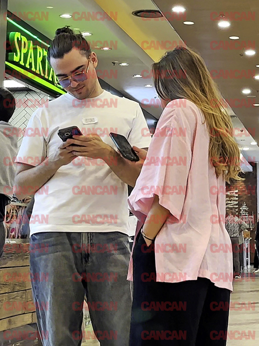 Radu Ștefan Bănică la un centru comercial cu o prietenă